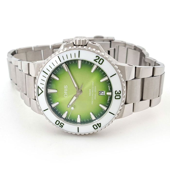 ORIS 
Aquis Date 
With box