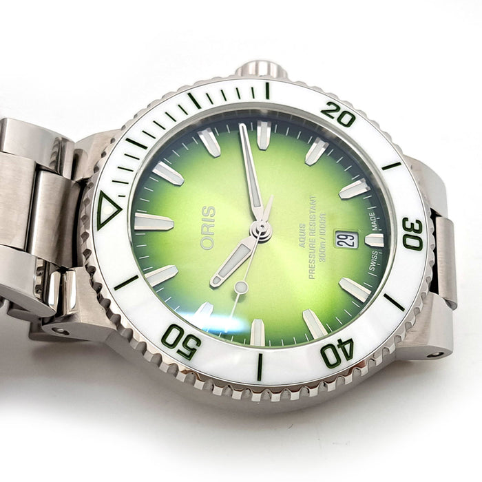 ORIS 
Aquis Date 
With box
