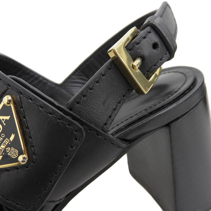 PRADA 
三角プレート アンクルストラップ チャンキーヒール 
トライアングル ロゴ レザー サンダル