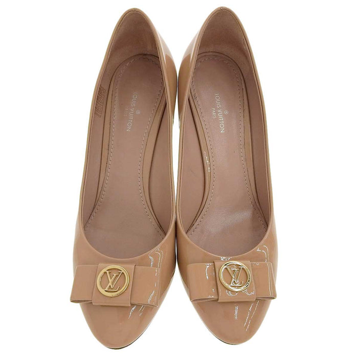 LOUIS VUITTON 
logo ruban breveté 
escarpins à talons LV cercle