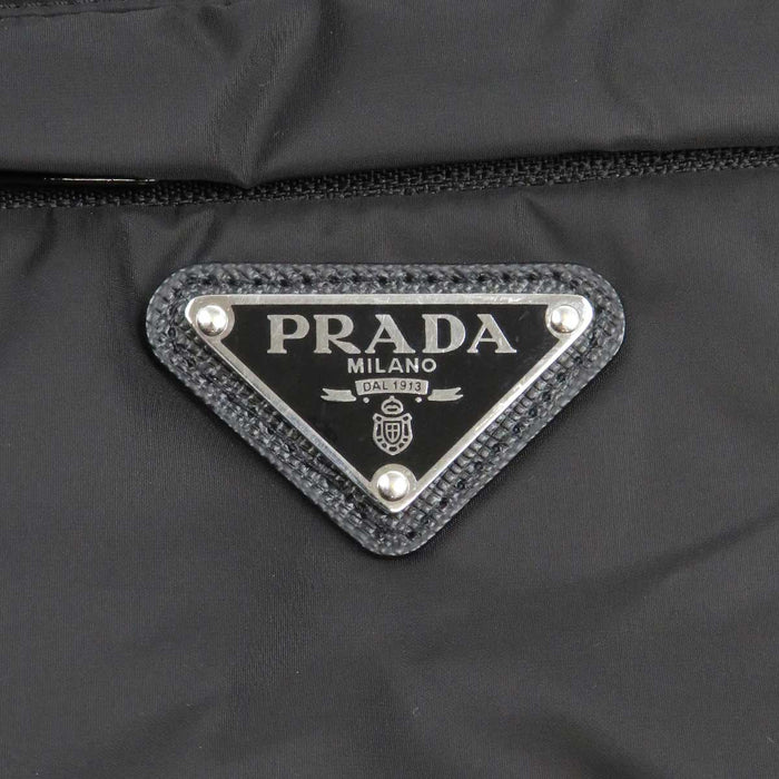 PRADA 
三角プレート ナイロン 
Re Nylon トライアングルロゴ パファージャケット