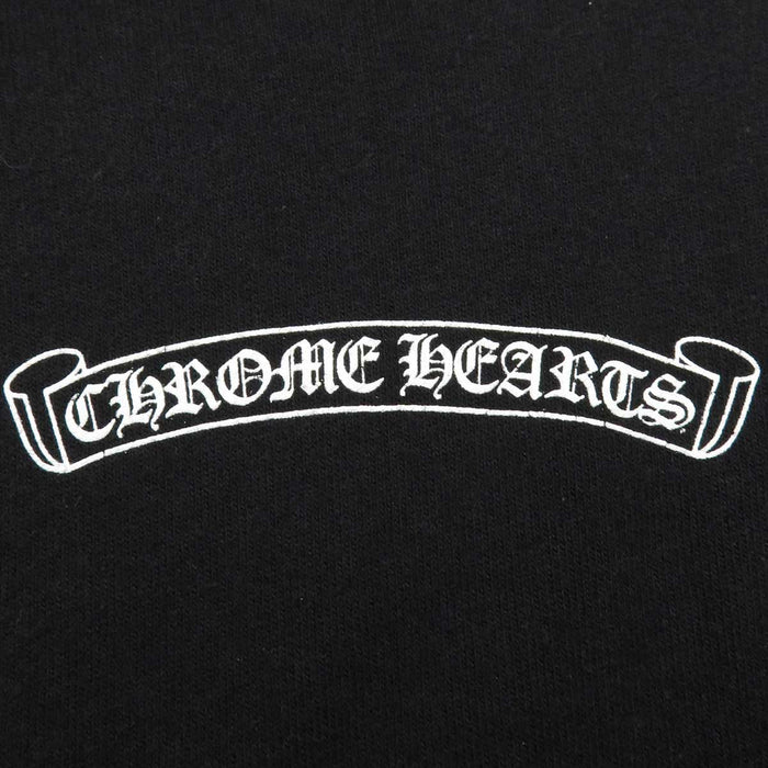 CHROME HEARTS 
スクロールラベル スウェット フーディ 
バック フレアニー ダガージップ ジップアップ パーカー