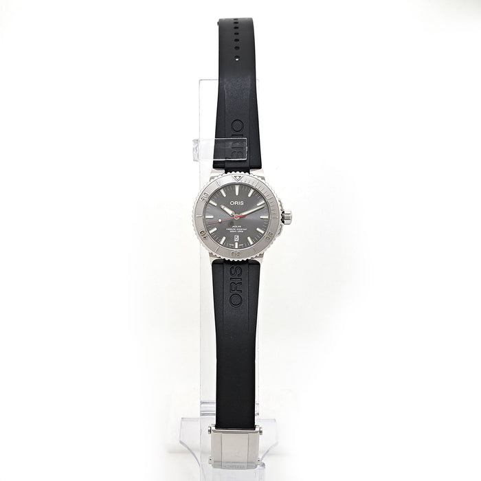 ORIS 
Aquis Date Relief 
With Box and Warranty Card