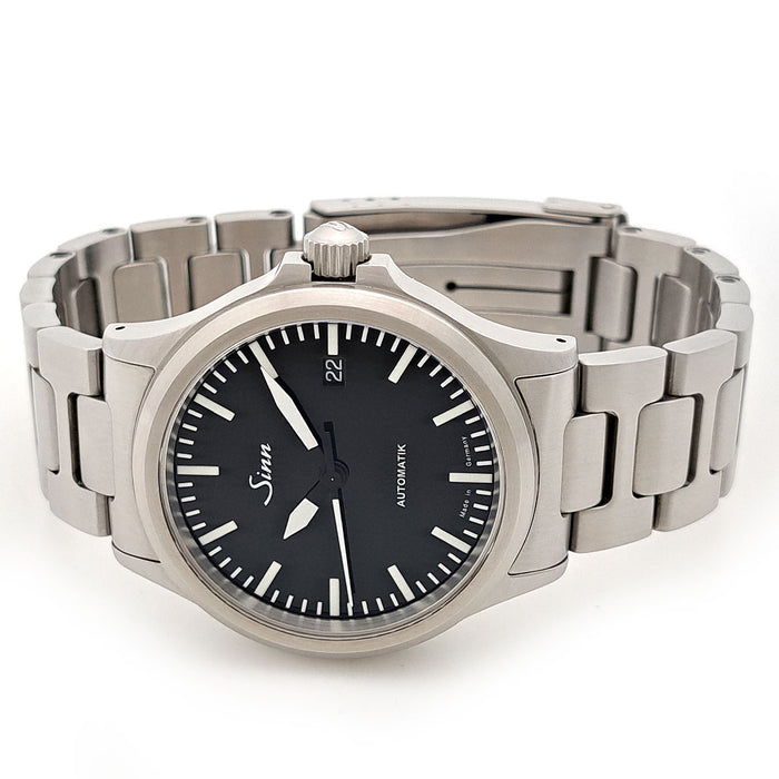 Sinn 
566 
With box and warranty card