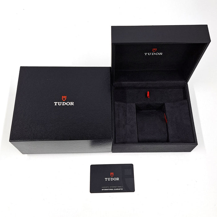 TUDOR
Black Bay S&G Date
With box and warranty card