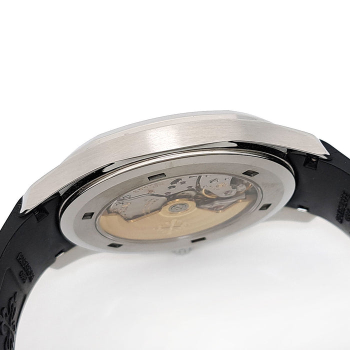 PATEK PHILIPPE
Aquanaut Date
With box and guarantee card