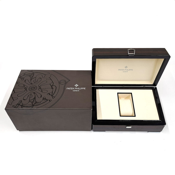 PATEK PHILIPPE
Aquanaut Date
With box and guarantee card