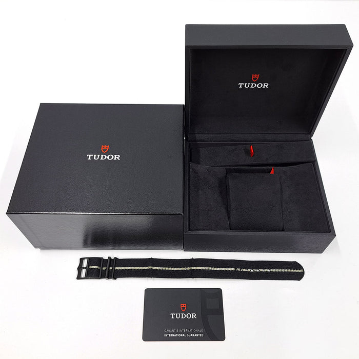 TUDOR 
Black Bay Ceramica 
Con scatola e garanzia