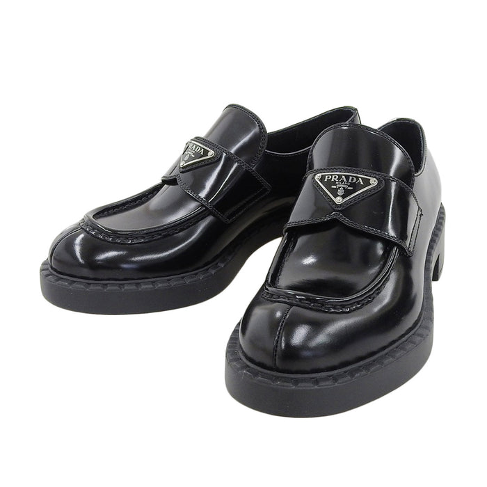 PRADA 
トライアングルロゴ 三角プレート 
チョコレート ブラッシュドレザー ローファー