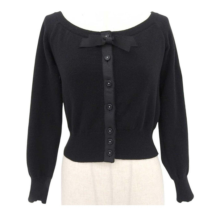 CHANEL 
Logo COCO CC Bottone Coco Fiocco Spilla 
Marchio Coco Cashmere Maglione Cardigan