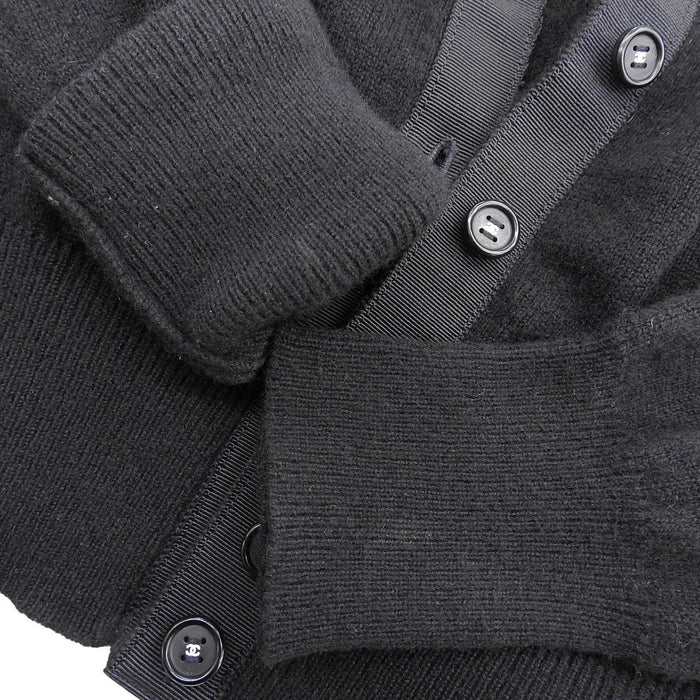 CHANEL 
Logo COCO CC Bottone Coco Fiocco Spilla 
Marchio Coco Cashmere Maglione Cardigan