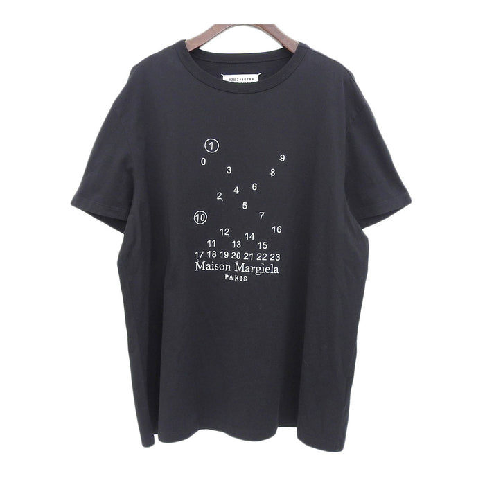 Maison Margiela 
コットン 刺繍 
カレンダーグラフィック ロゴ Tシャツ