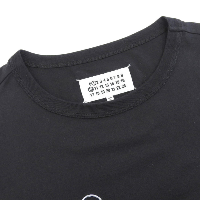 Maison Margiela 
コットン 刺繍 
カレンダーグラフィック ロゴ Tシャツ