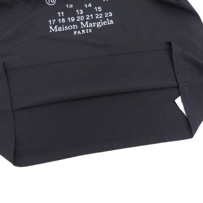 Maison Margiela 
コットン 刺繍 
カレンダーグラフィック ロゴ Tシャツ