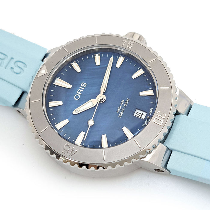 ORIS 
Aquis Date 
With box and warranty card