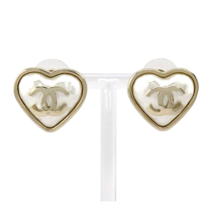 CHANEL 
B22C logo metallo color oro chiaro 
orecchini a bottone con perla di cotone a forma di cuore con logo Coco