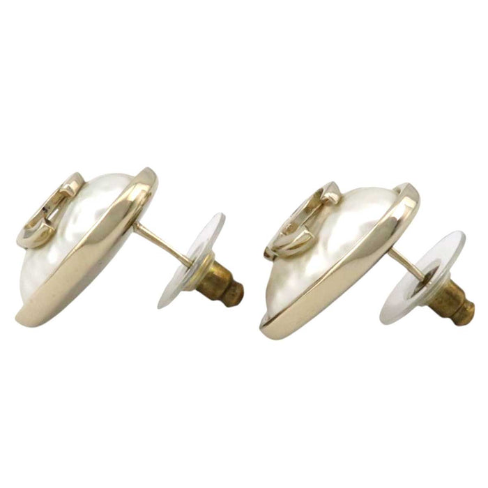 CHANEL 
B22C logo metallo color oro chiaro 
orecchini a bottone con perla di cotone a forma di cuore con logo Coco