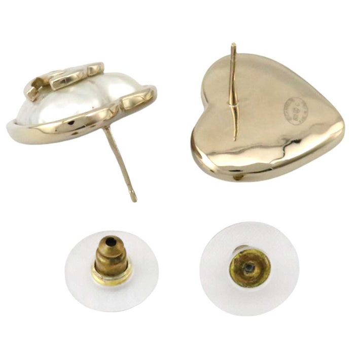 CHANEL 
B22C logo metallo color oro chiaro 
orecchini a bottone con perla di cotone a forma di cuore con logo Coco
