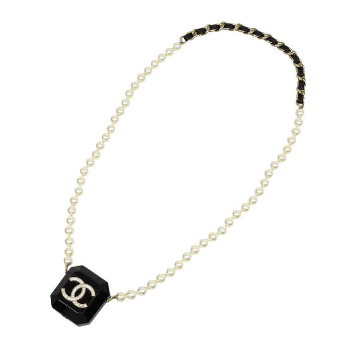 CHANEL 
AirPods B21A COCO CC ライトゴールドカラーメタル 
ココマーク コットンパール チェーンベルト エアポッズケース