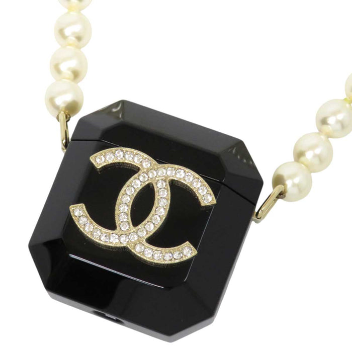 CHANEL 
AirPods B21A COCO CC ライトゴールドカラーメタル 
ココマーク コットンパール チェーンベルト エアポッズケース