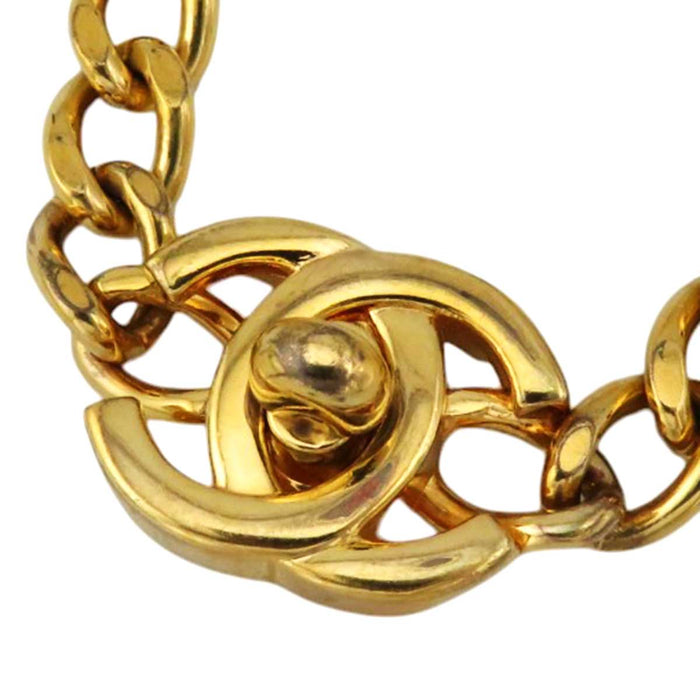 CHANEL 
96A logo COCO CC metallo color oro 
marchio Coco vintage braccialetto a catena curva