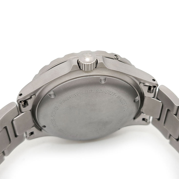 Sinn 
657 
With box and warranty card