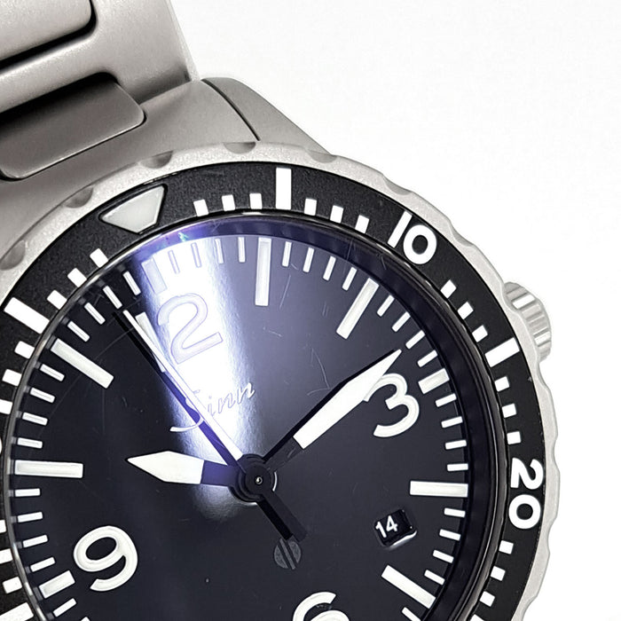 Sinn 
657 
With box and warranty card