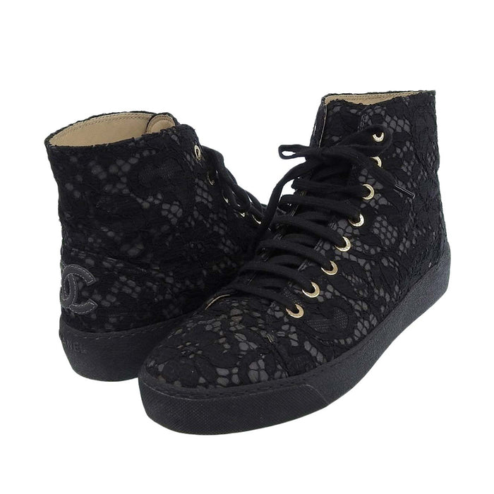 CHANEL 
Logo COCO CC Floral Pattern 
Coco Mark Lace High-Cut Sneakers