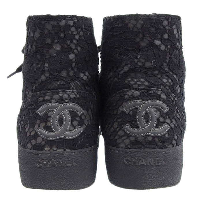CHANEL 
Logo COCO CC Floral Pattern 
Coco Mark Lace High-Cut Sneakers
