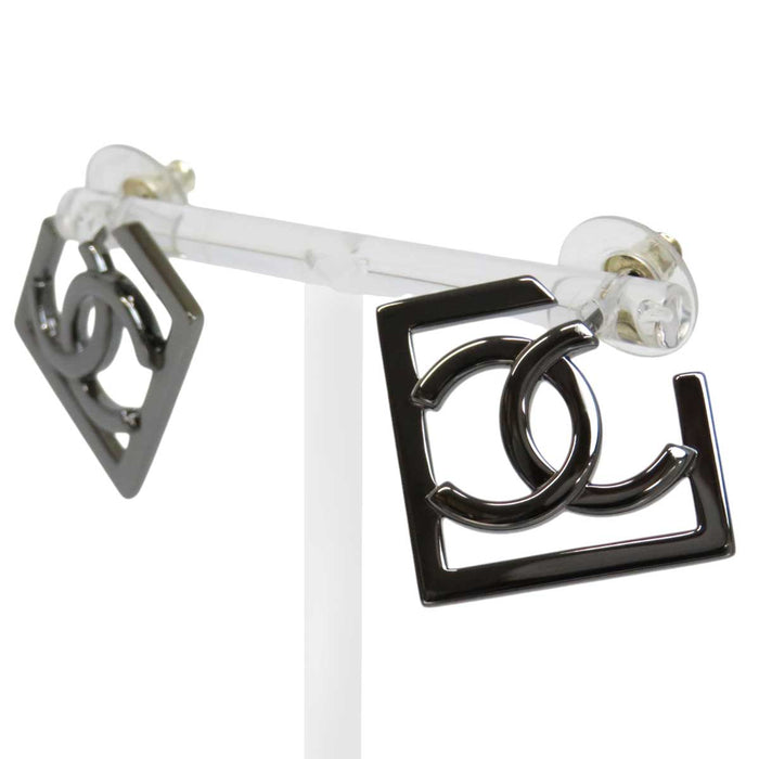 CHANEL 
A23B logo COCO CC metallo colore nero 
marchio Coco orecchini quadrati metallo nero