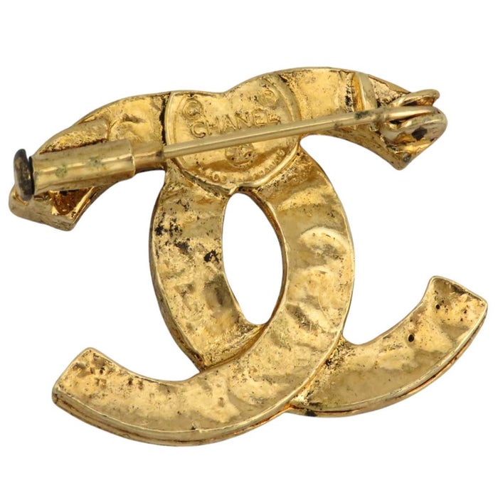 CHANEL 
Logo COCO CC strass métal couleur or 
Broche épingle vintage marque Coco strass