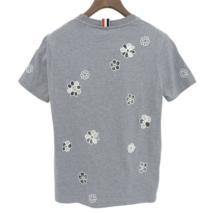THOM BROWNE 
花柄 トリコロール コットン シルク 
フラワー エンブロイダリー Tシャツ