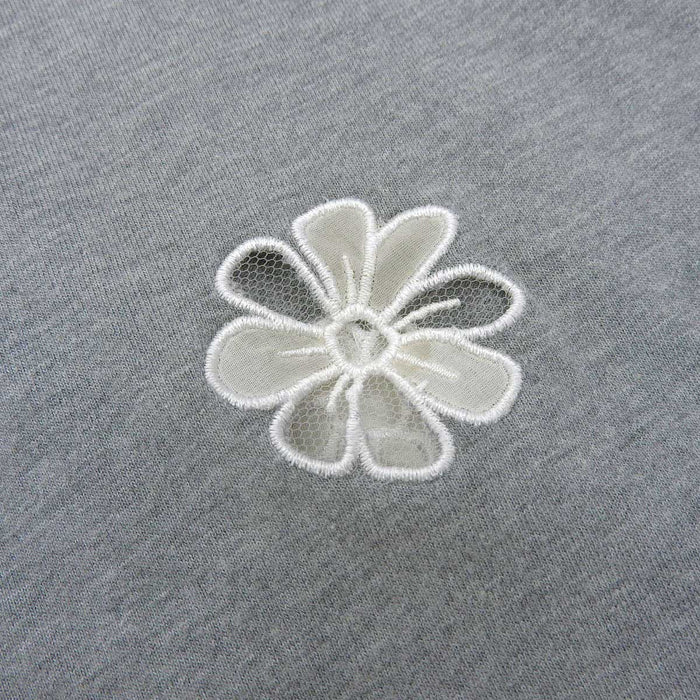 THOM BROWNE
Cotone Seta Tricolore a Fiori
Maglietta con Ricamo Floreale