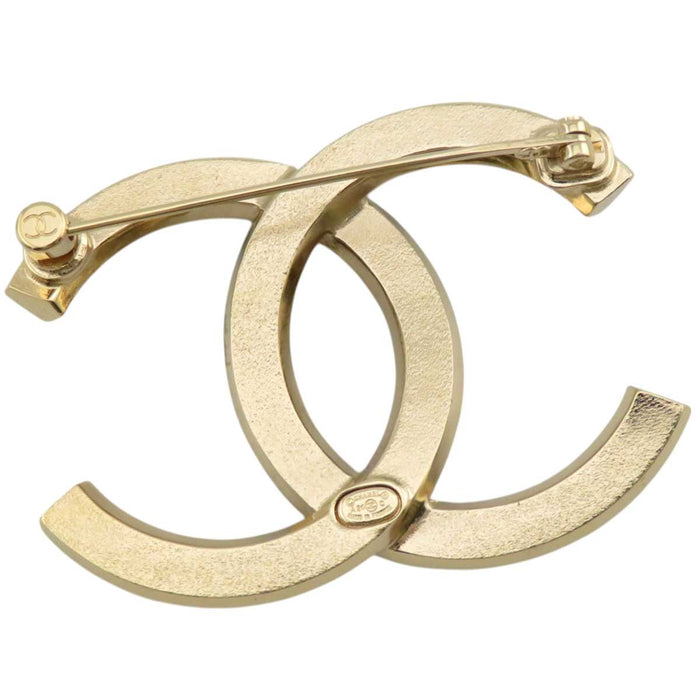 CHANEL 
A24C COCO CC metallo color oro con strass 
Spilla con logo Coco e strass