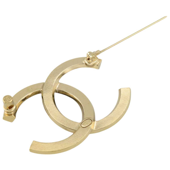 CHANEL 
A24C COCO CC metallo color oro con strass 
Spilla con logo Coco e strass