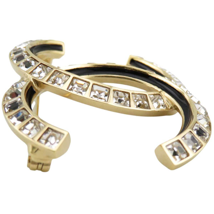 CHANEL 
A24C COCO CC metallo color oro con strass 
Spilla con logo Coco e strass