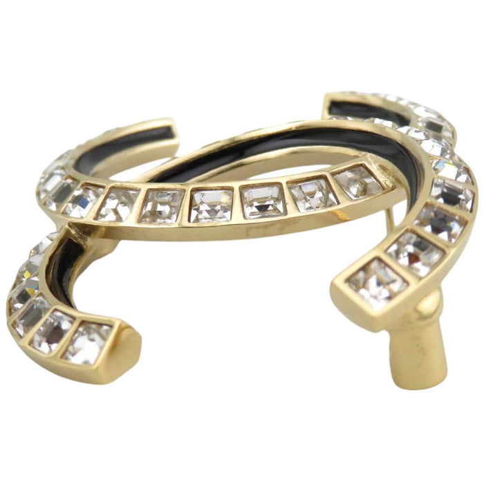 CHANEL 
A24C COCO CC metallo color oro con strass 
Spilla con logo Coco e strass