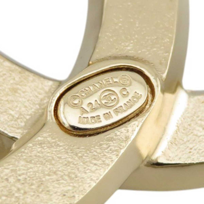 CHANEL 
A24C COCO CC metallo color oro con strass 
Spilla con logo Coco e strass