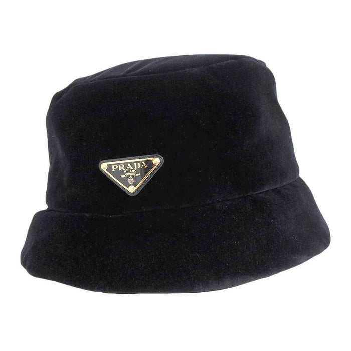 PRADA
Piastra triangolare metallo color oro
Logo triangolo cappello secchiello in velluto