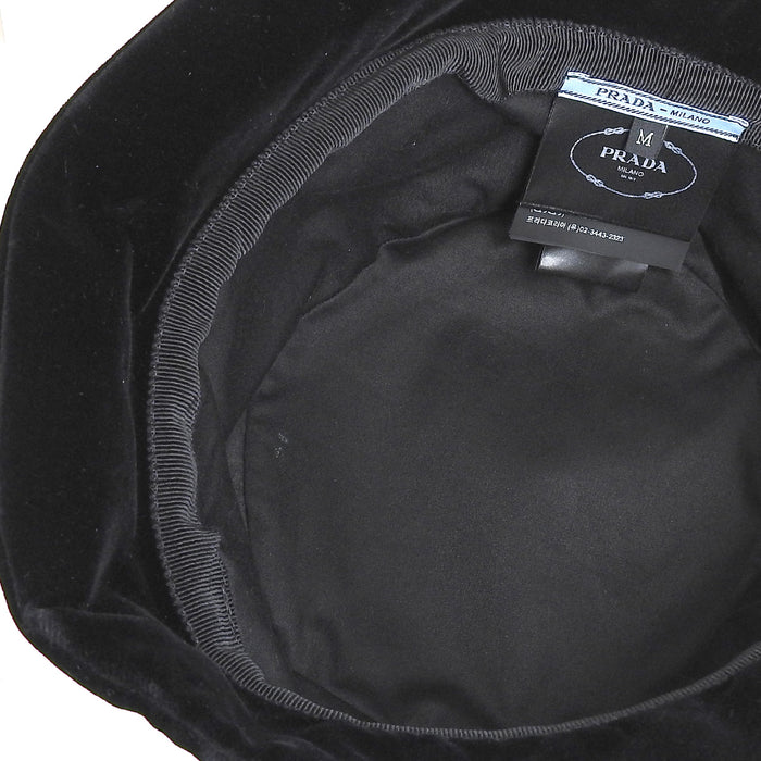 PRADA
Piastra triangolare metallo color oro
Logo triangolo cappello secchiello in velluto