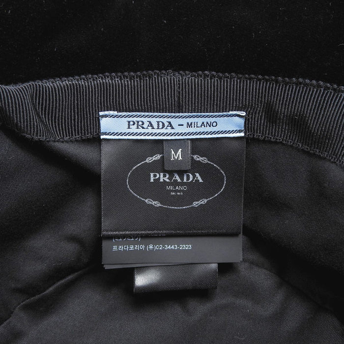 PRADA 
三角プレート ゴールドカラーメタル 
トライアングルロゴ ベルベット バケットハット