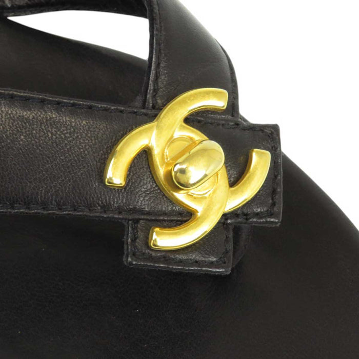 CHANEL 
COCO CC logo leather gold color metal fittings 
Coco mark turn lock flat sandals