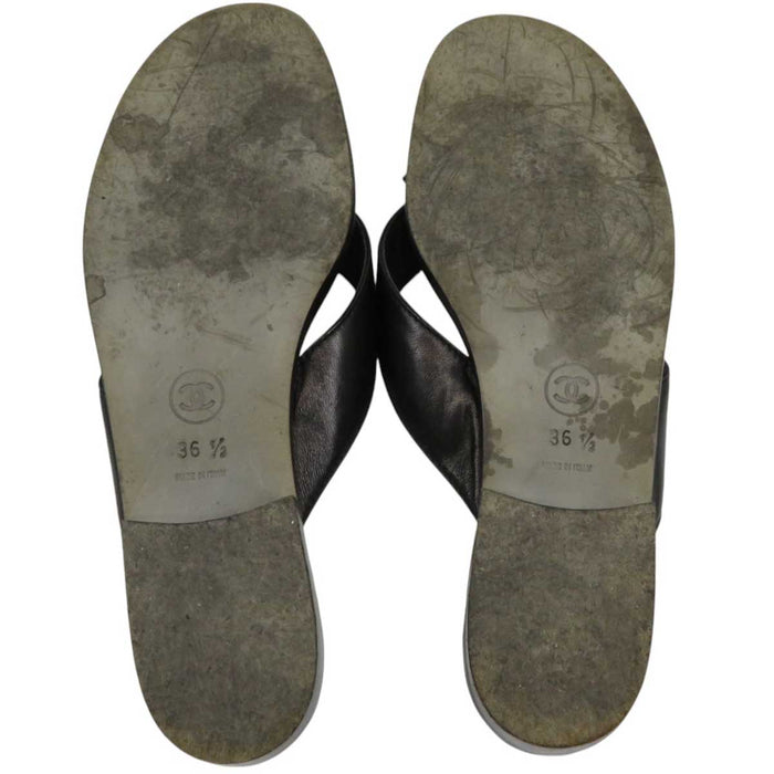 CHANEL 
COCO CC logo leather gold color metal fittings 
Coco mark turn lock flat sandals