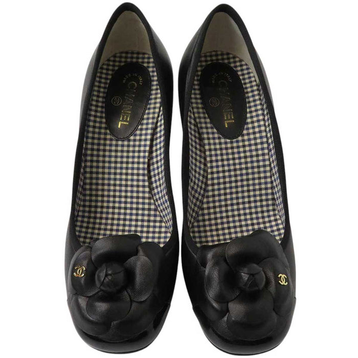 CHANEL 
COCO CC Logo 11C Patent 
Coco Mark Camellia Leather Pumps