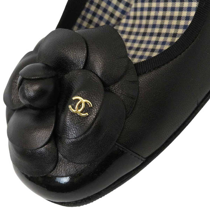 CHANEL 
COCO CC Logo 11C Patent 
Coco Mark Camellia Leather Pumps