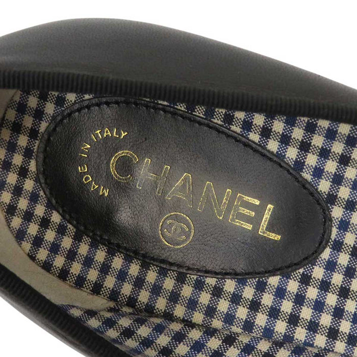 CHANEL 
COCO CC Logo 11C Patent 
Coco Mark Camellia Leather Pumps