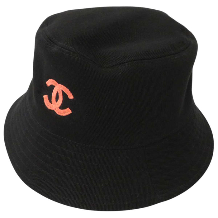 CHANEL 
S23A COCO CC Logo 
Coco Mark Reversible Bucket Hat