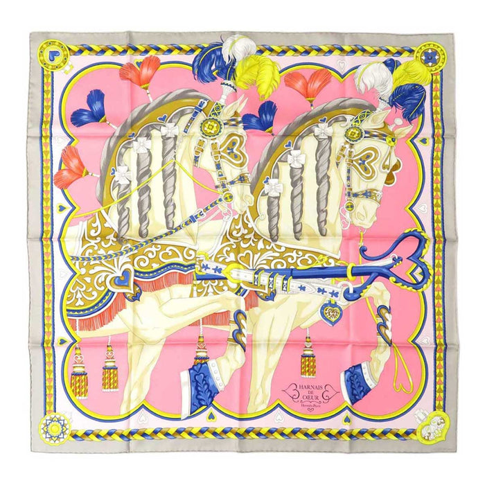 HERMES 
Foulard en twill de soie grand format cheval cœur 
Carré 90 HARNAIS DE COUR Arne de Cour