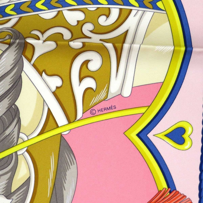 HERMES 
Foulard en twill de soie grand format cheval cœur 
Carré 90 HARNAIS DE COUR Arne de Cour