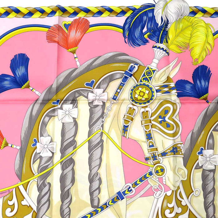 HERMES 
Foulard en twill de soie grand format cheval cœur 
Carré 90 HARNAIS DE COUR Arne de Cour